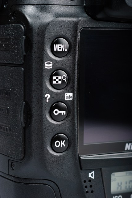 萤幕左方的功能键比 d300,d700 少一颗
