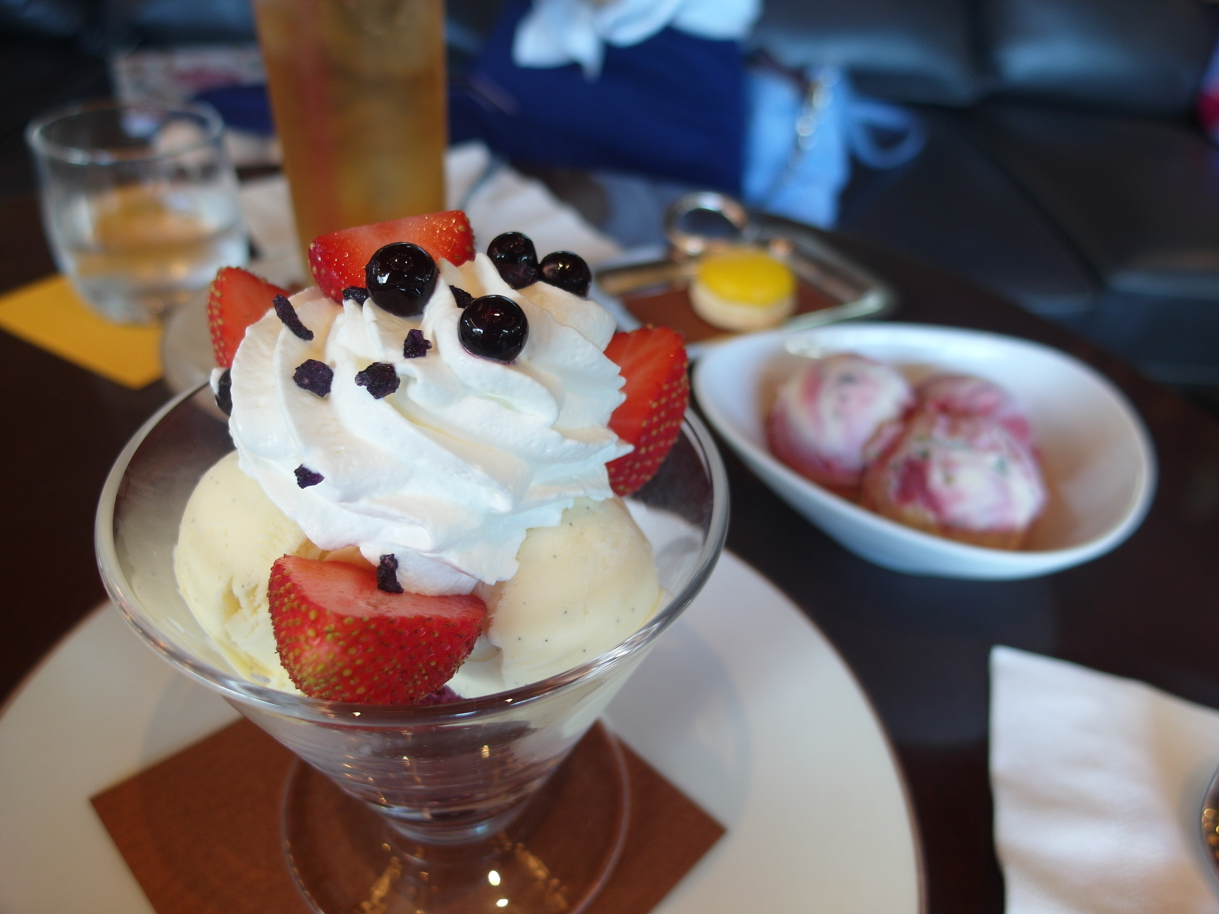 白色的冰淇淋是目前法国甜点里非常火红的荔枝口味的