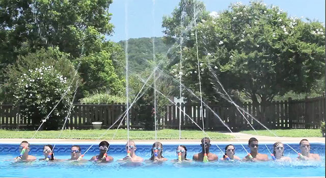 來欣賞用玩具水槍當道具的水舞表演吧