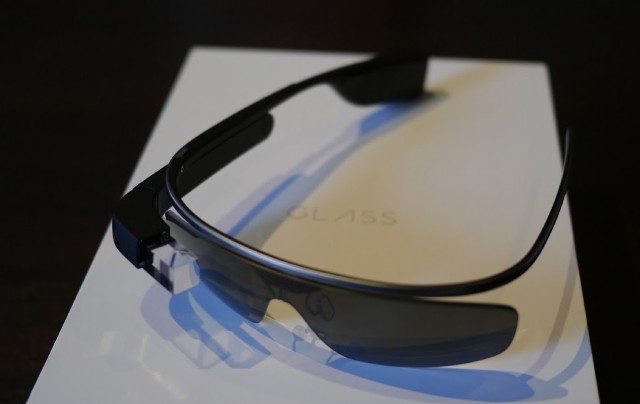 Google Glass 海外開箱,隨機附贈太陽眼鏡喔 Google Glass 海外開箱,隨機附贈太陽眼鏡喔