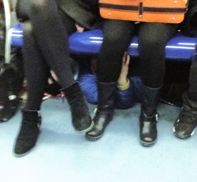 低級又恐佈,電車色狼竟躲椅子下偷摸大腿 低級又恐佈,電車色狼竟躲椅子下偷摸大腿