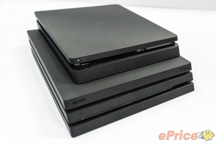 而 ps4 slim 则又是更小了,目前这两台才是 sony ps4 主机的主力