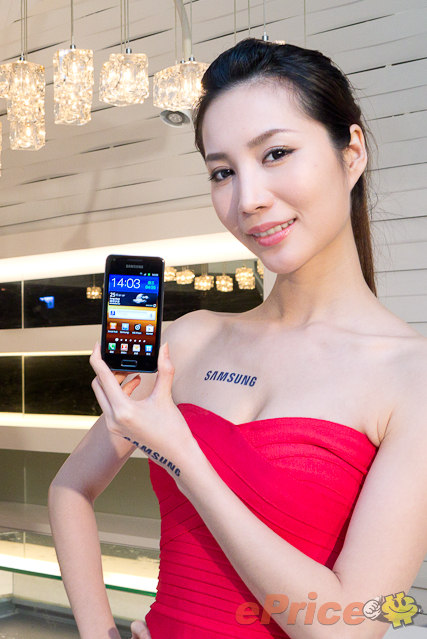 行货售价 3699 元！弧线双核机三星 i9070 评测