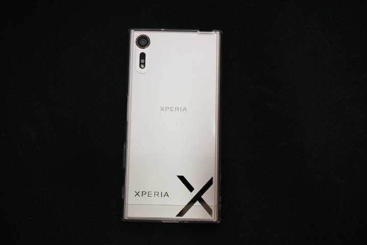 保护壳后面下方印有大大的xperia x的logo,看起来品牌识别度更高.