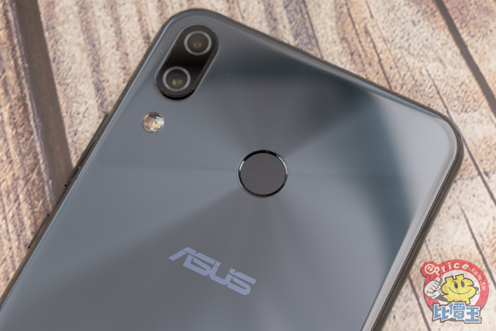 中階瀏海螢幕新兵,ASUS alt= 中階瀏海螢幕新兵,ASUS border=