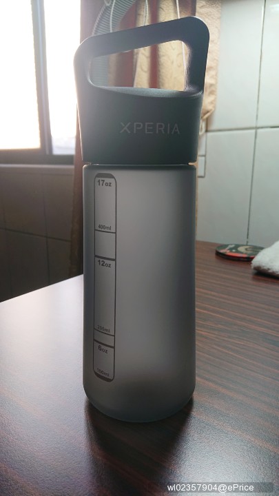 消光雾面磨砂材质,触摸质感很优,瓶盖有xperia logo