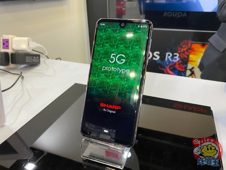 除了 zero 2 以外,夏普也在摊位展示他们的 5g 原型手机.