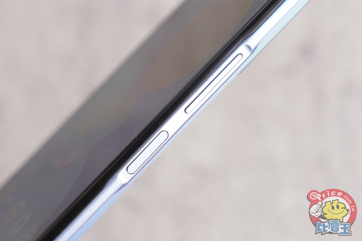 同属 y 系列的手机,vivo y52 5g 的包装和先前的 y72 5g 相同,标志