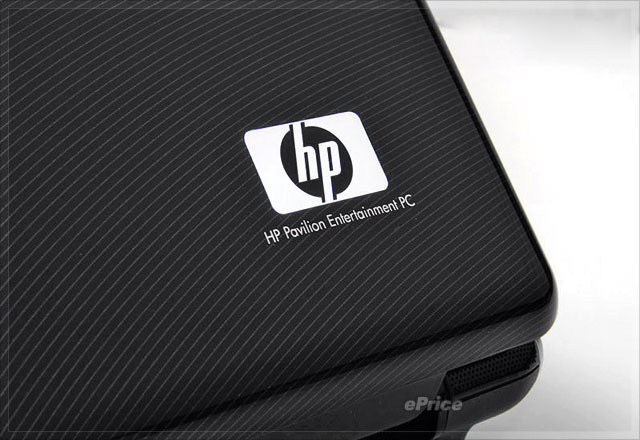 上盖角落的 hp 标志,开机时会透发白色背光.