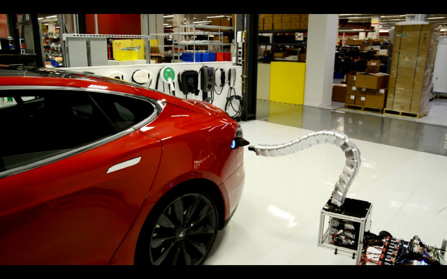 充電全自動！Tesla 展示全新車用充電器系統