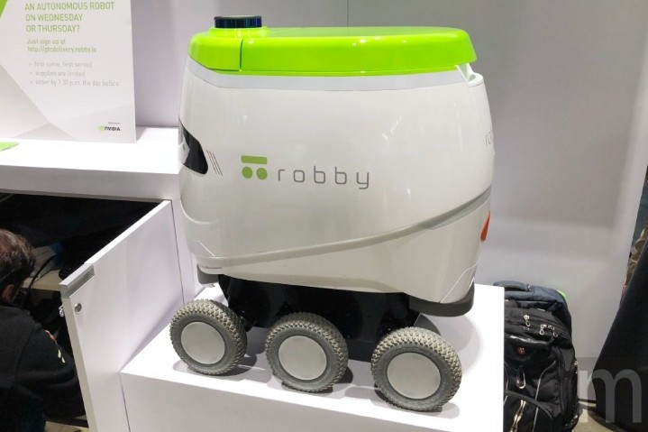 动眼看/开始对外合作应用的 robby 室外快递机器人,希望解决人力不足