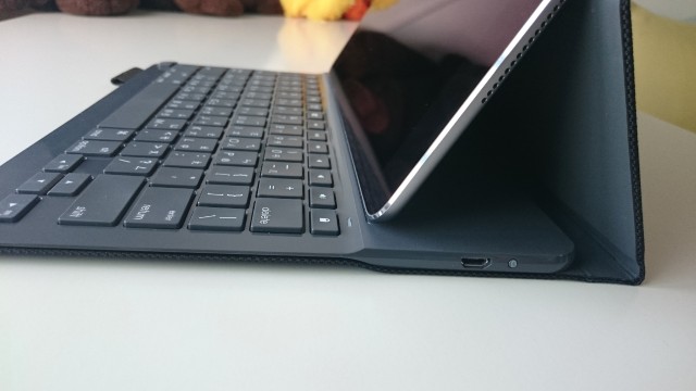 产品：iK1051 Type +，带有集成的键盘保护套Logitech键盘