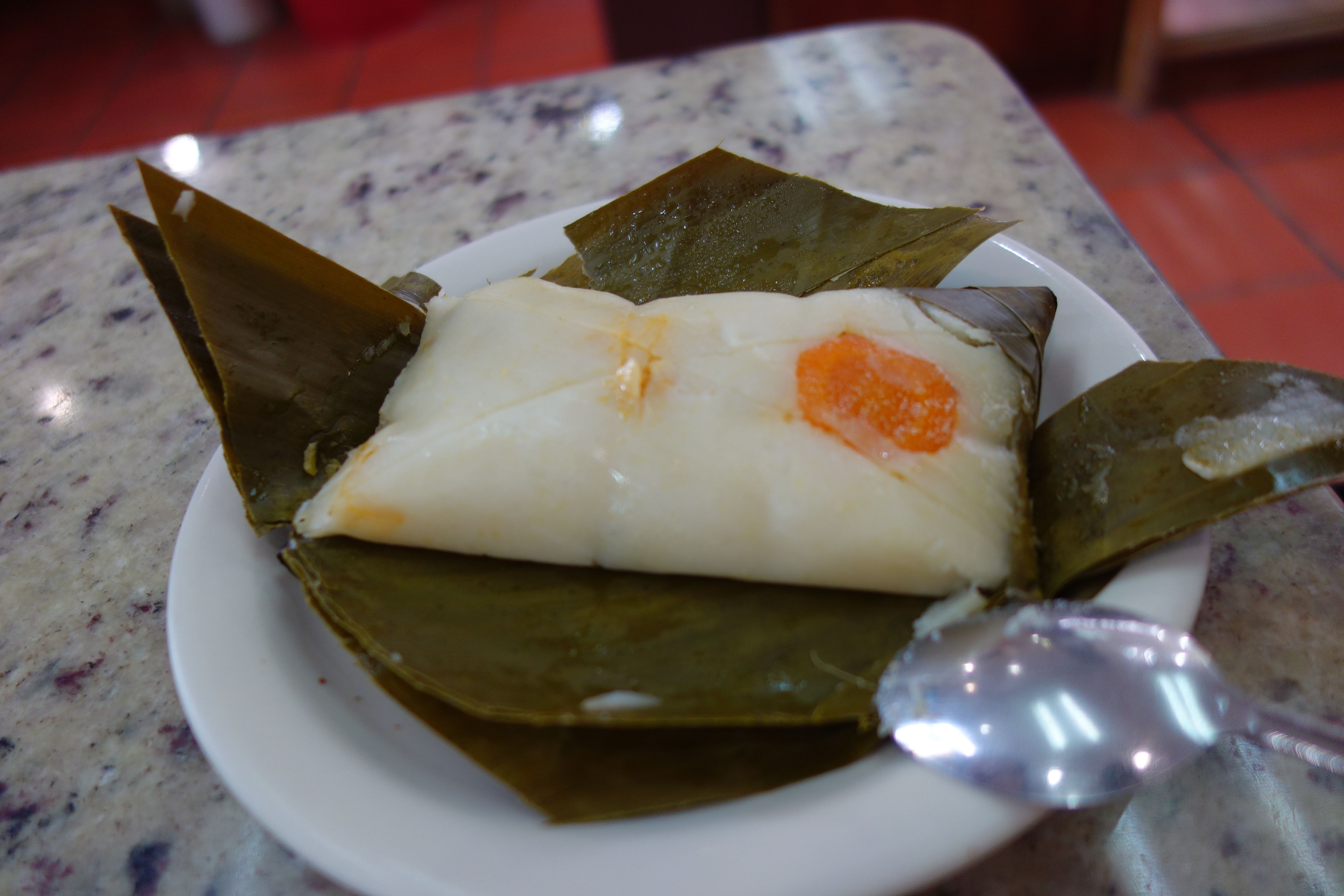 這是哥國的雞肉粽子 (tamal de pollo),不過吃起來很像臺灣的碗糕