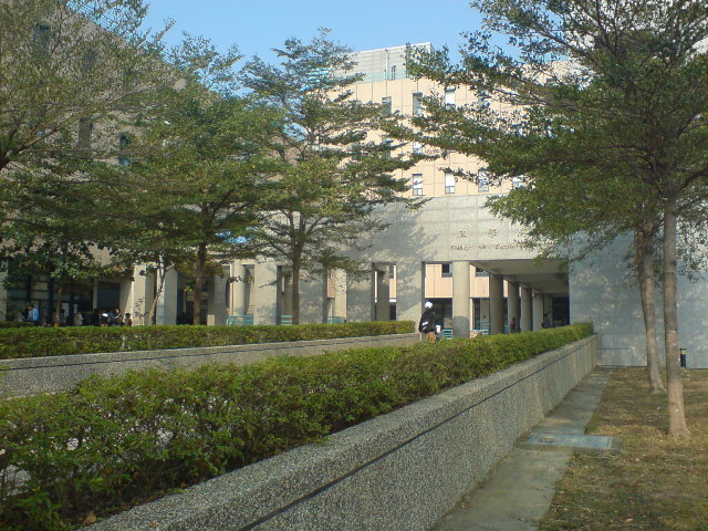 主题:今天考多益去高雄大学拍拍