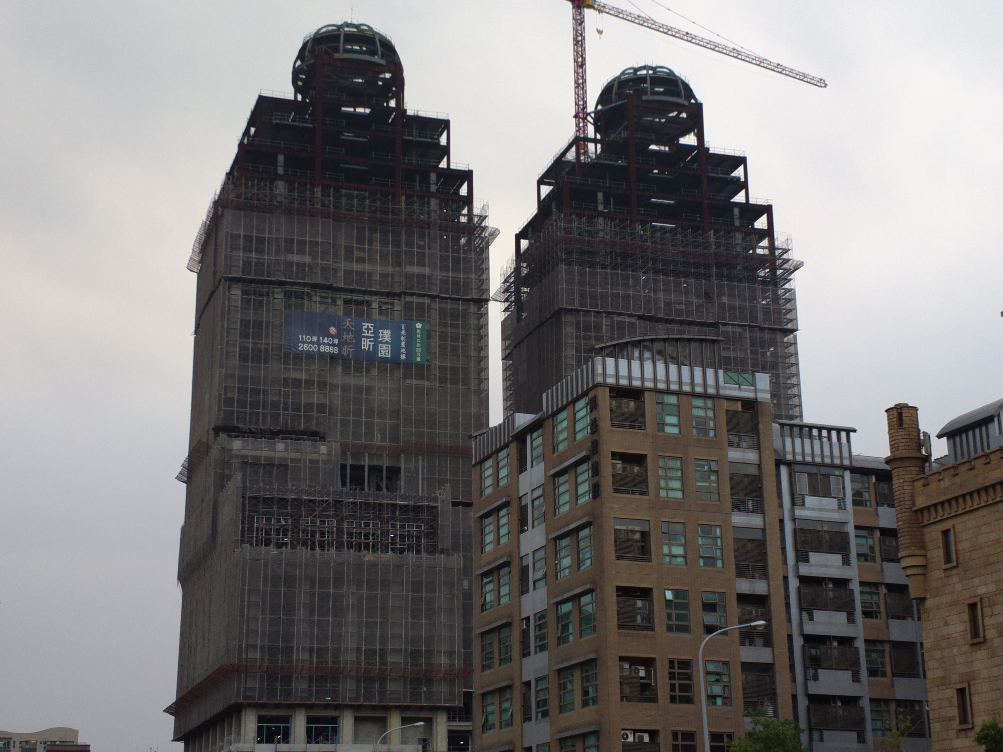 如果觉得想把大楼拍近一点,却又不想使用数位变焦破坏画质该怎办呢?