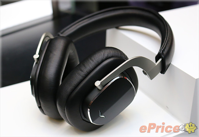 这款有线耳罩式耳机是 vertu 推出的选购配件,它是由耳机大厂