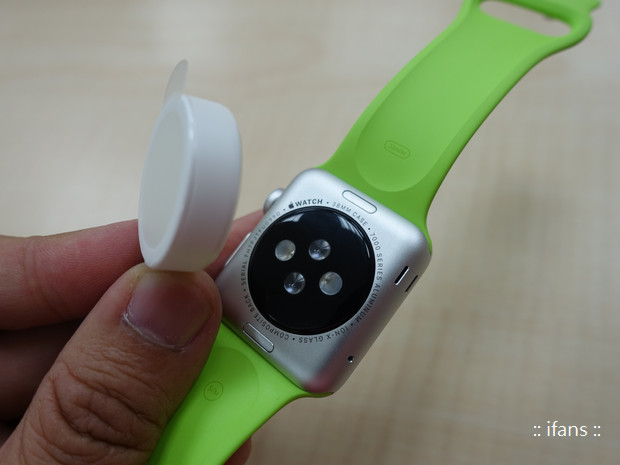 apple watch 的充電採用「磁吸」無線方式,在手錶上沒有任何接點庹 