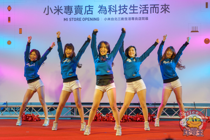 小米现场请来 lamigirls 现场热舞庆开幕,与粉丝一同欢乐.