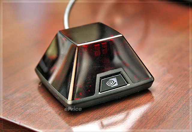 透过 usb 外接的红外线发射器.