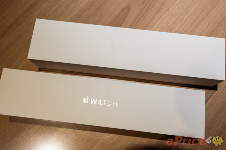 这次开箱的 apple watch series   是铝合金版本(下),在包装盒上